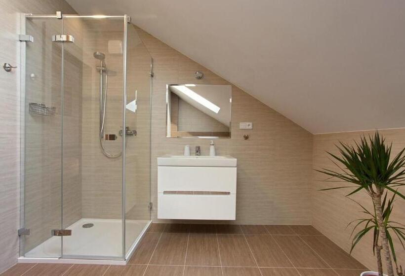 ペンション Rokava