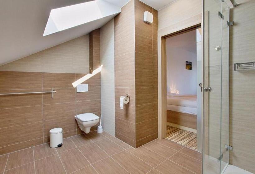 ペンション Rokava