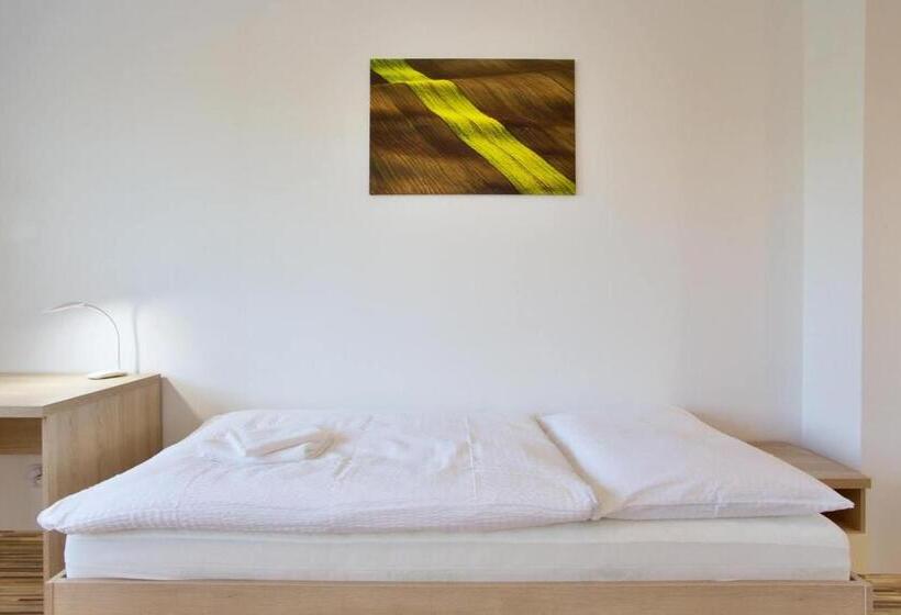 ペンション Rokava