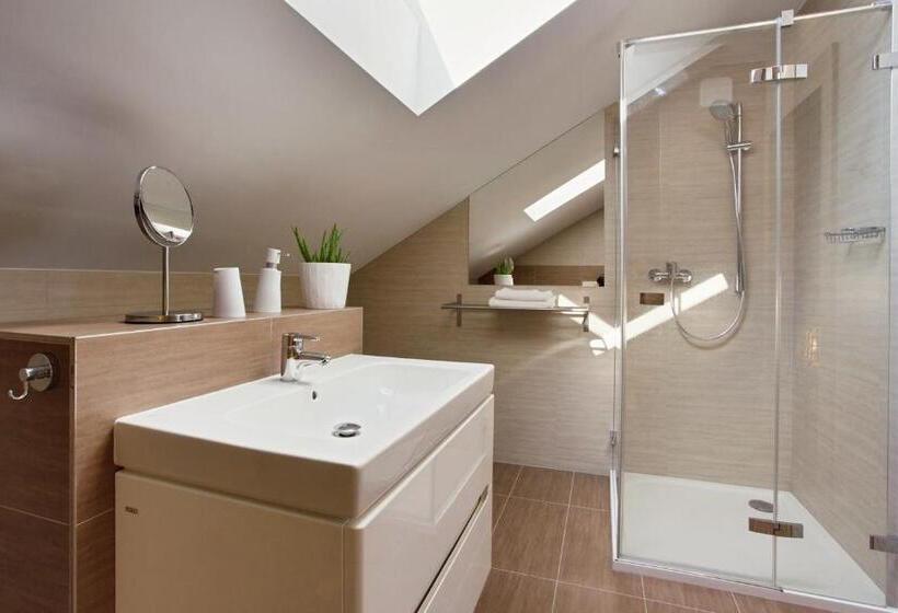 ペンション Rokava