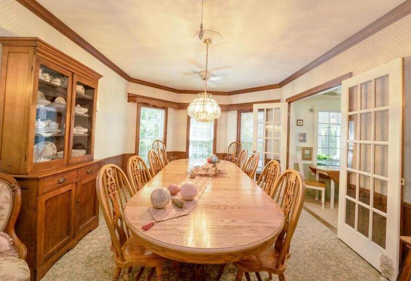 Yelton Manor Bed And Breakfast