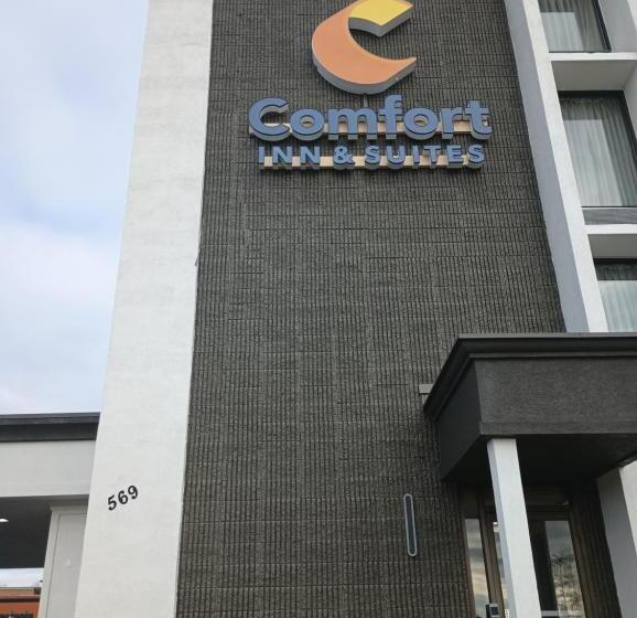 호텔 Rodeway Inn & Suites