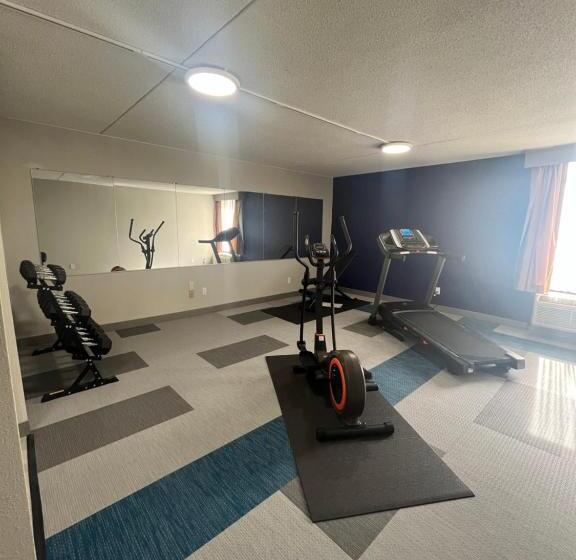 호텔 Rodeway Inn & Suites