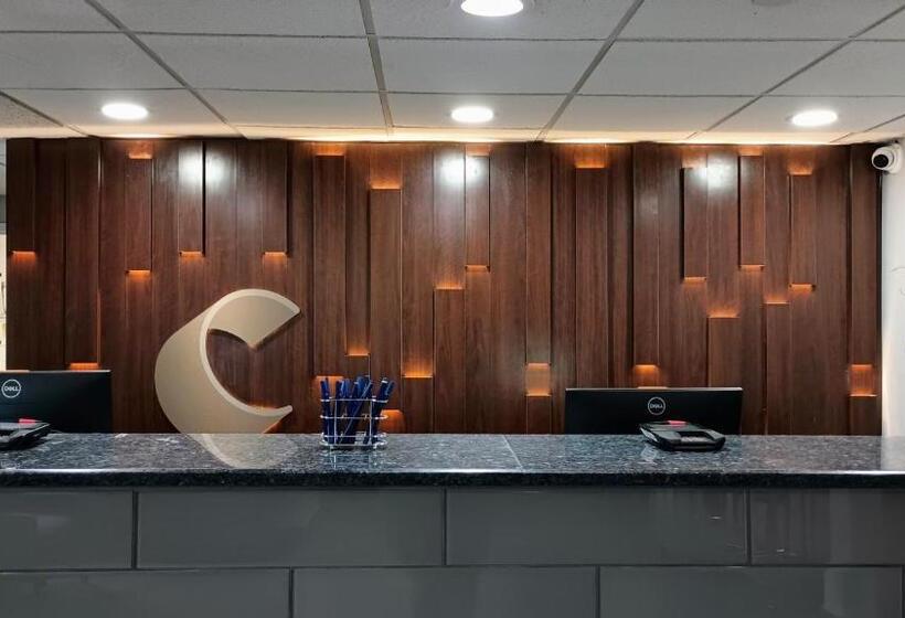 호텔 Rodeway Inn & Suites