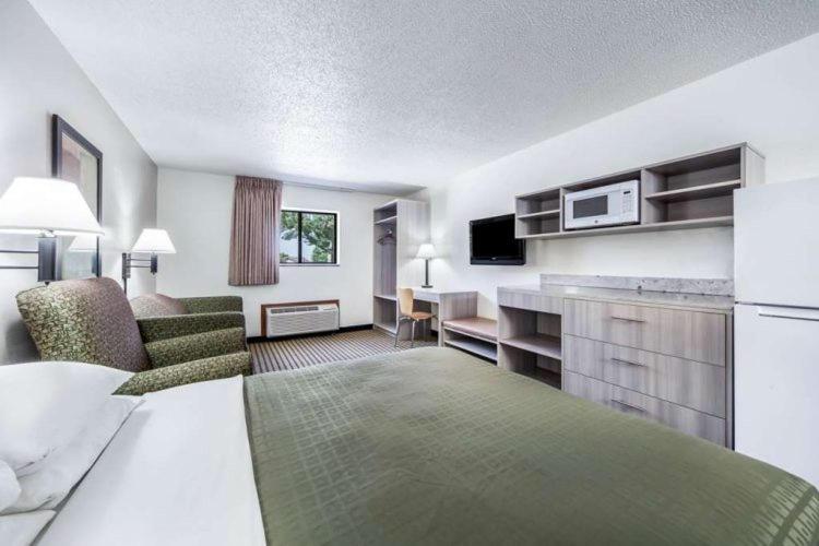 酒店 Bearcat Inn And Suites