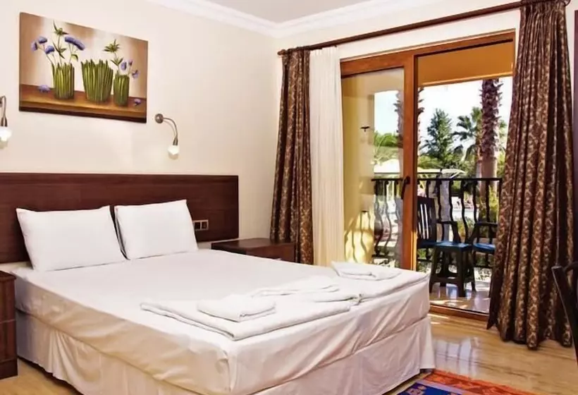 Отель Holiday Calbis