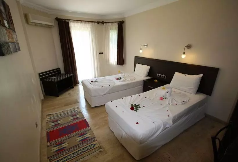 Отель Holiday Calbis