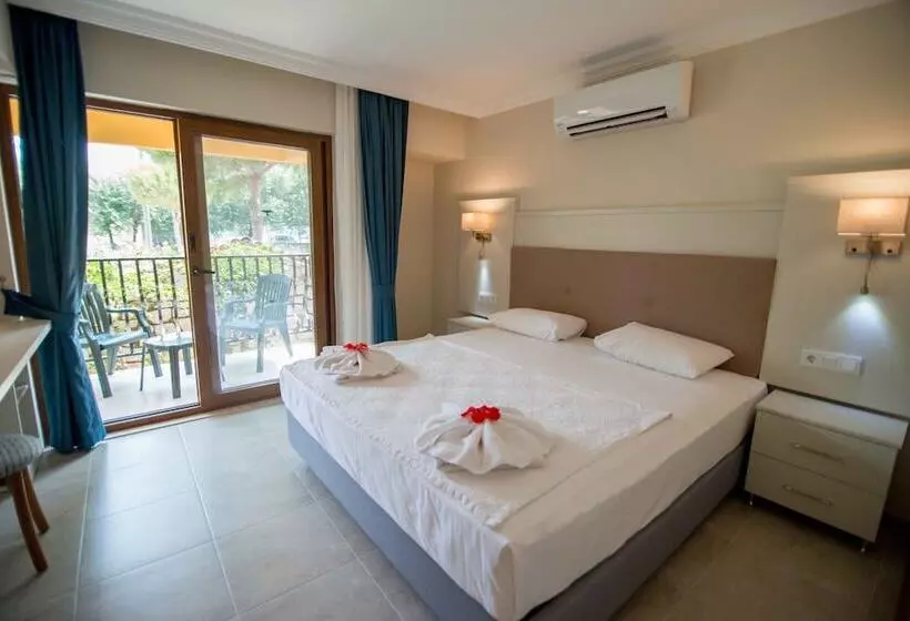 Отель Holiday Calbis