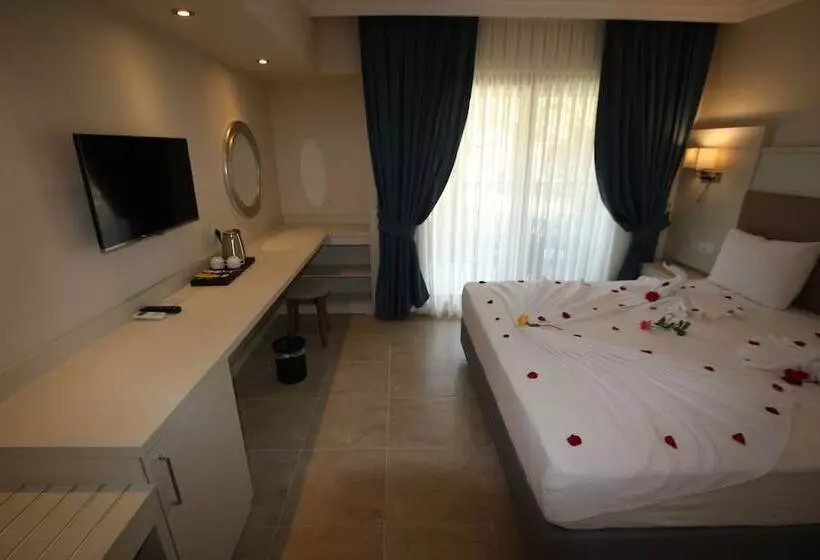 Отель Holiday Calbis