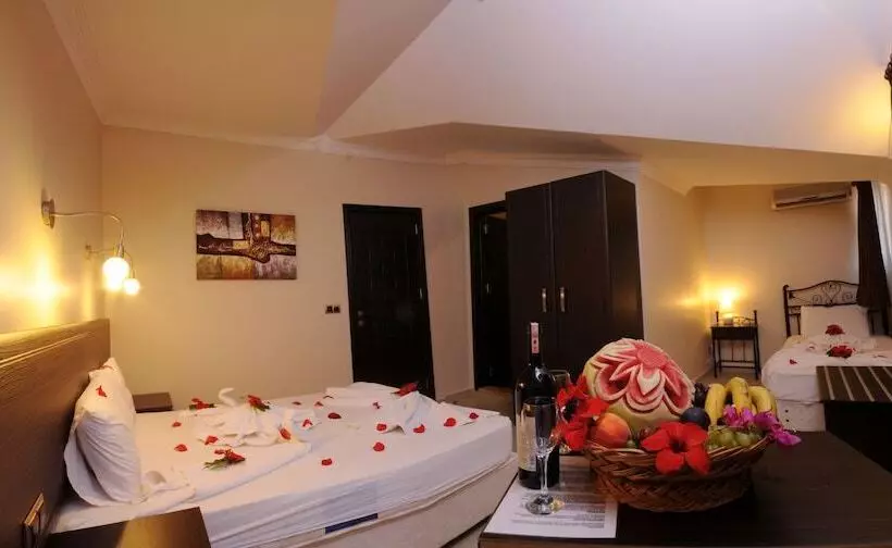 Отель Holiday Calbis