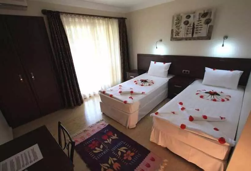 Отель Holiday Calbis