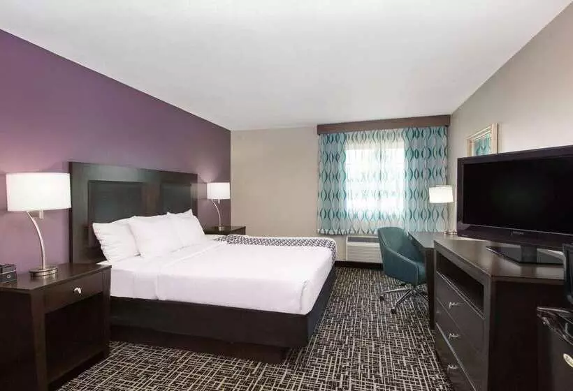 Отель La Quinta By Wyndham Blue Springs