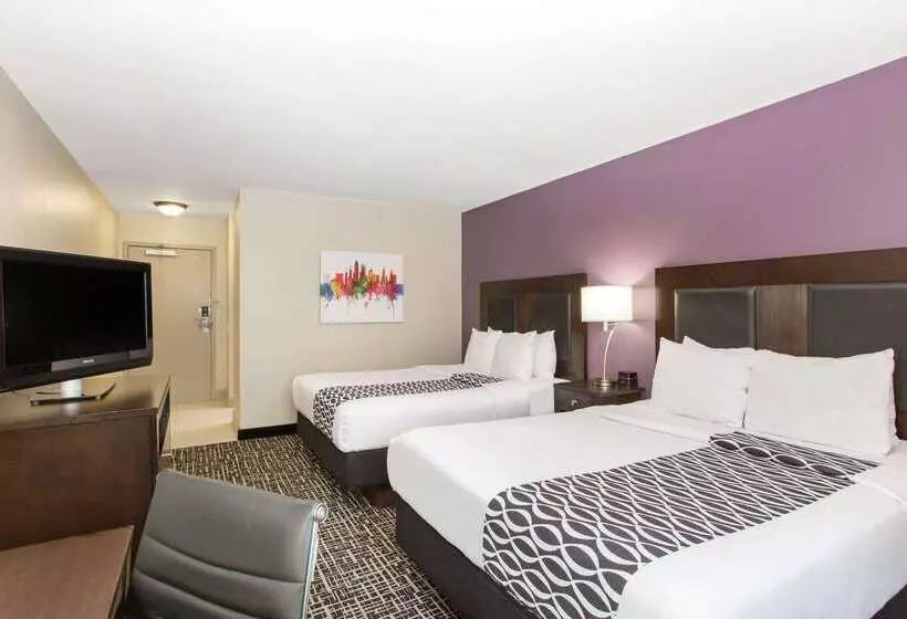 Отель La Quinta By Wyndham Blue Springs