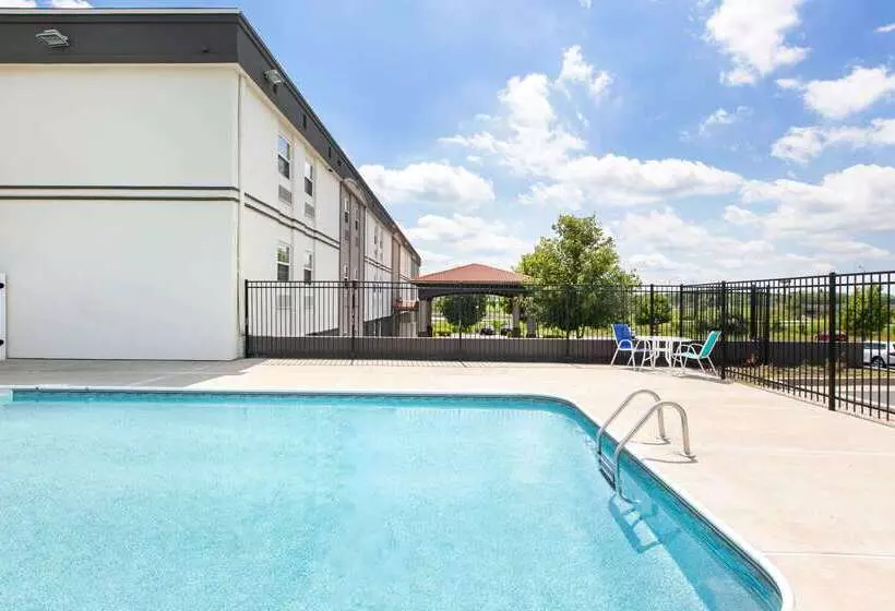 Отель La Quinta By Wyndham Blue Springs