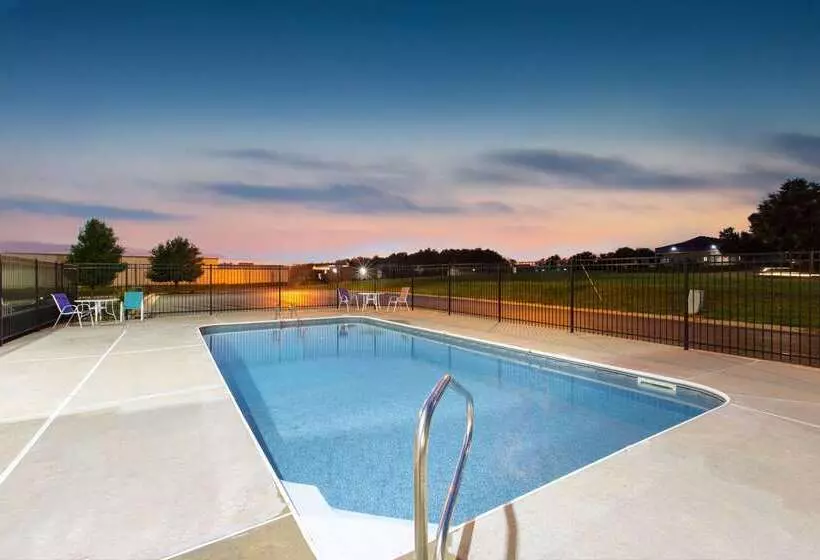 Отель La Quinta By Wyndham Blue Springs