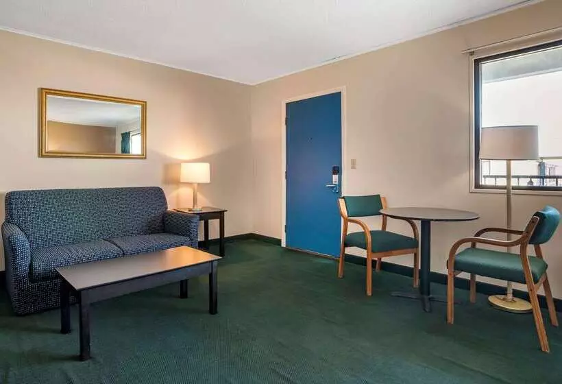 هتل Rodeway Inn & Suites