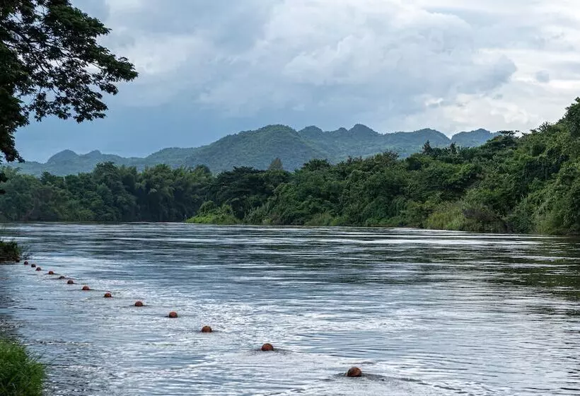 호텔 The Legacy River Kwai Resort