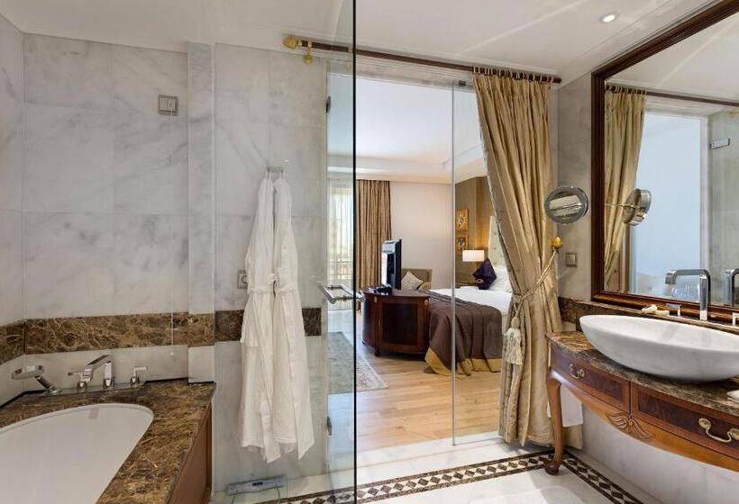 هتل Titanic Mardan Palace