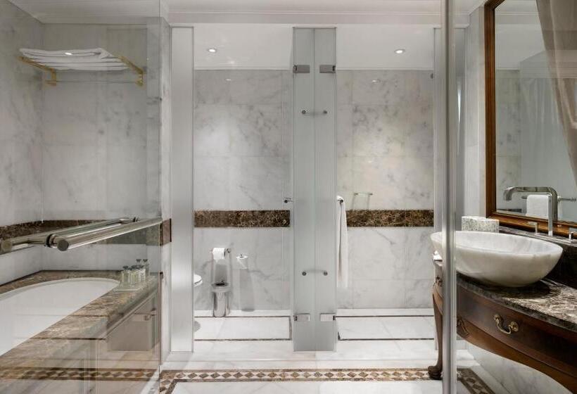 هتل Titanic Mardan Palace