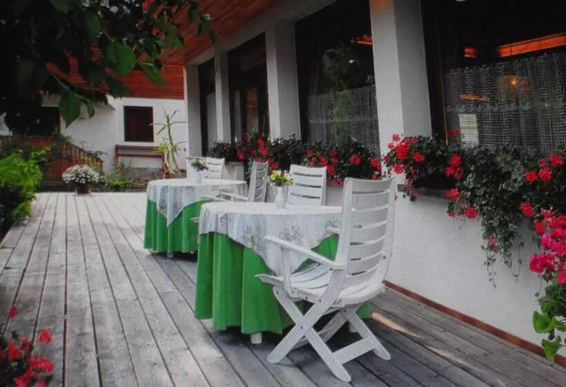 ユースホステル Garni Meublè La Baita