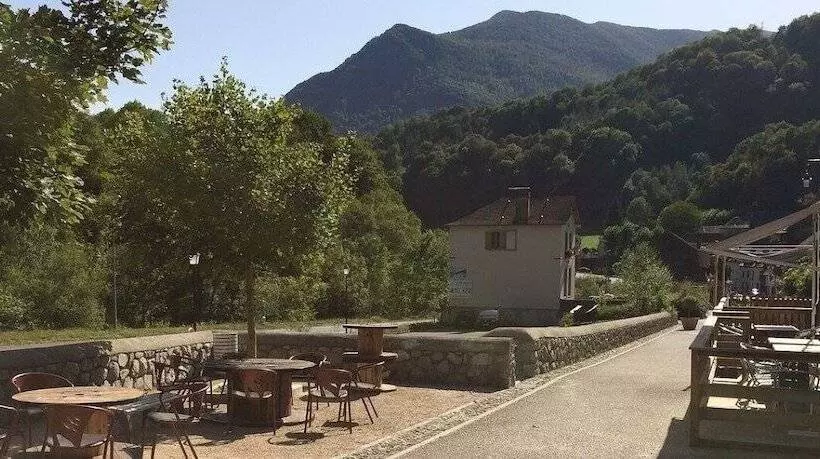 Hotelli Bistro Les Pas Sages