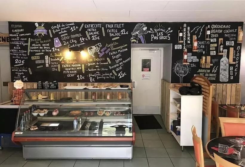 Hotelli Bistro Les Pas Sages