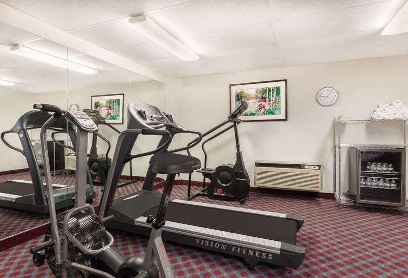 בית מלון כפרי Baymont By Wyndham Fayetteville