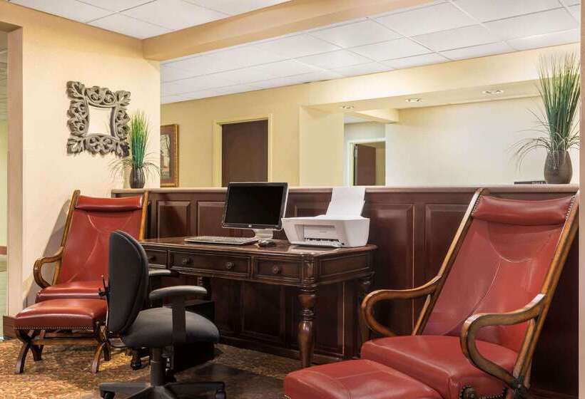 בית מלון כפרי Baymont By Wyndham Fayetteville