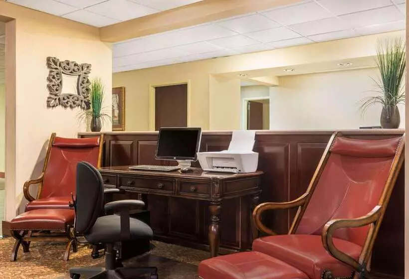 Отель Baymont By Wyndham Fayetteville