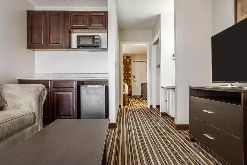酒店 Quality Inn & Suites