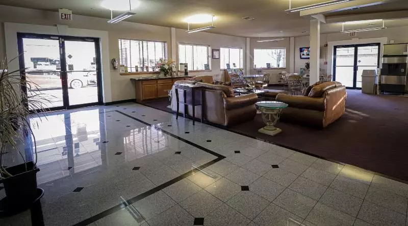 酒店 University Inn & Suites