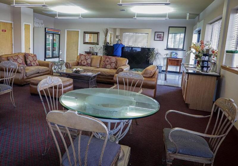 فندق University Inn & Suites