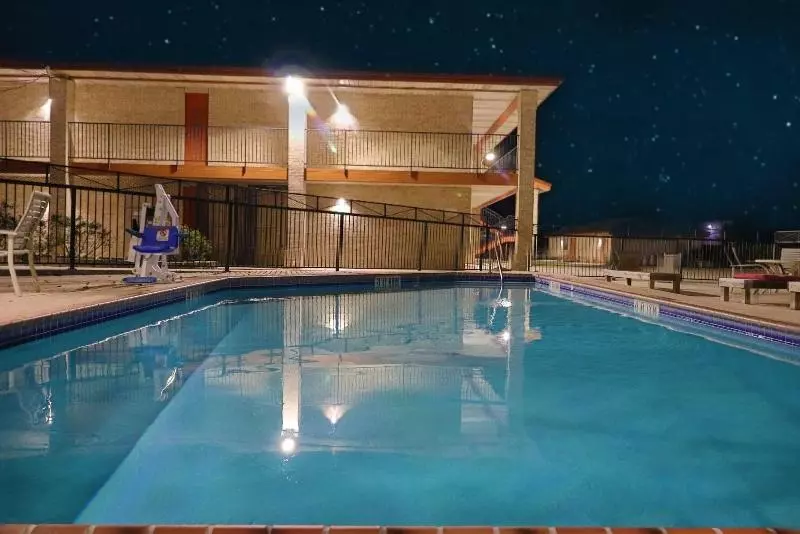 酒店 University Inn & Suites