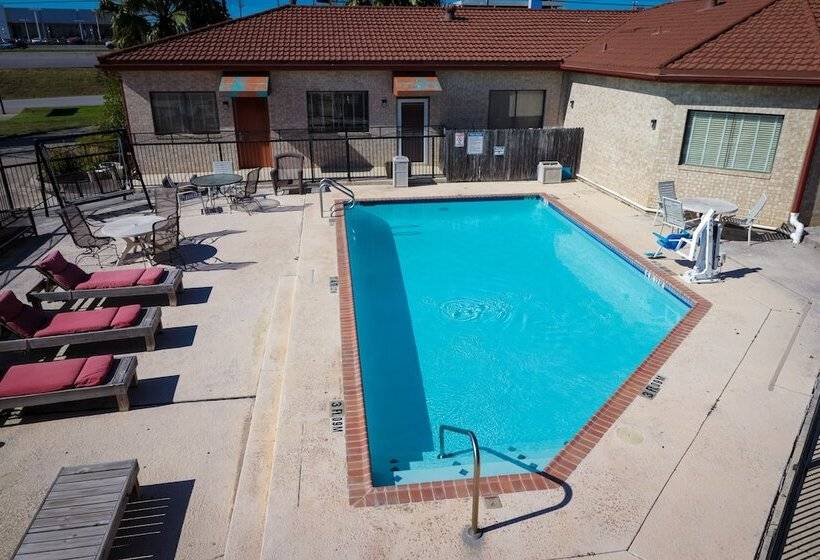 فندق University Inn & Suites