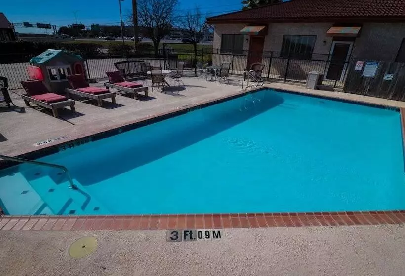 酒店 University Inn & Suites