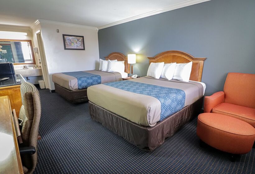 فندق University Inn & Suites