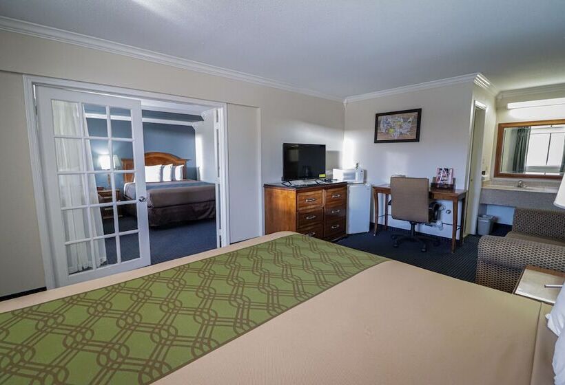 فندق University Inn & Suites