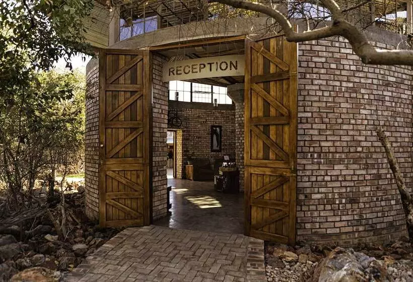 هتل Etosha Village