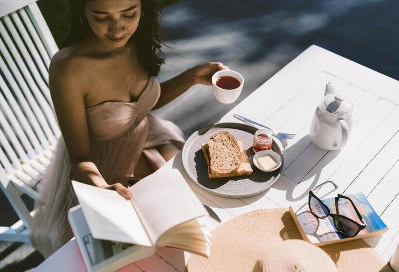 ホテル Legong Keraton Beach