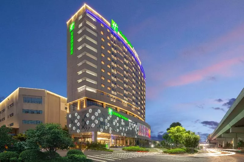هتل Holiday Inn Express Chongqing Airport Zone By Ihg