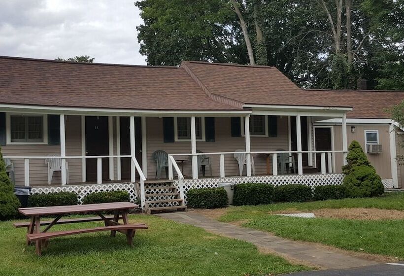 Adirondack Oasis Motel