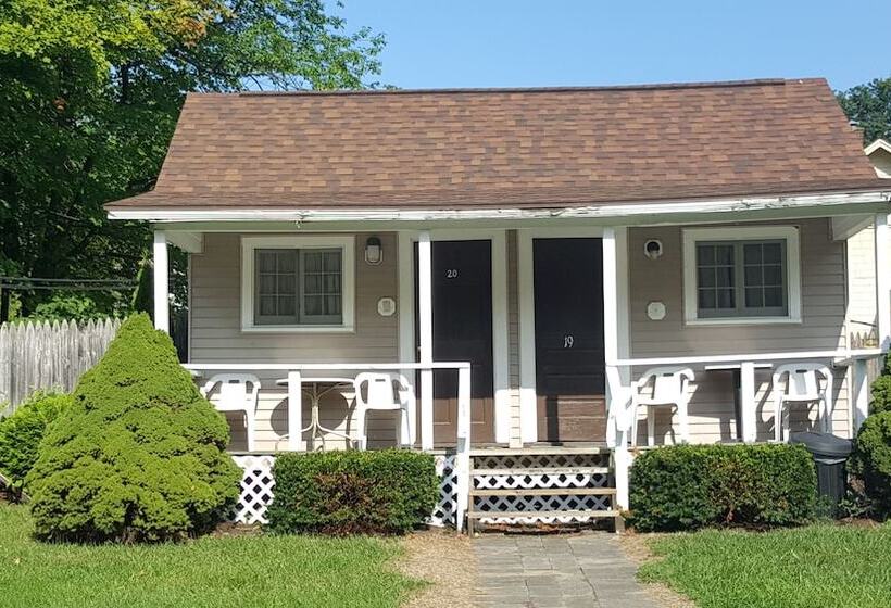 Adirondack Oasis Motel