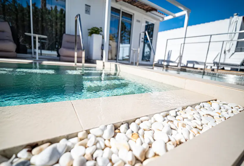 HL Miraflor Suites