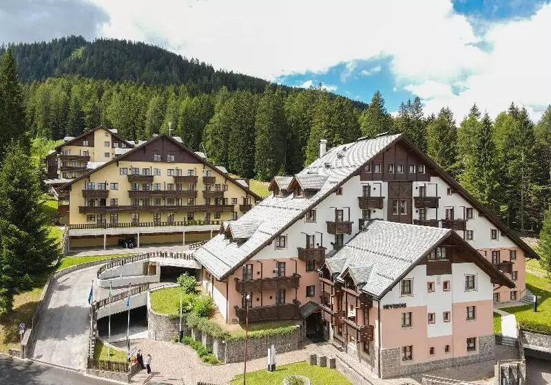 ホテル Nevesole Folgarida Resort Apart