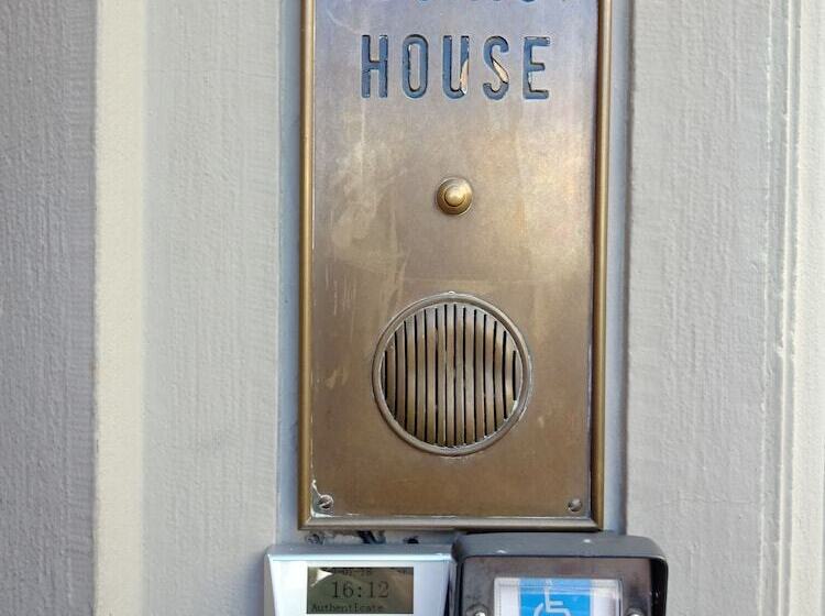 تختخواب و صبحانه Tourist House