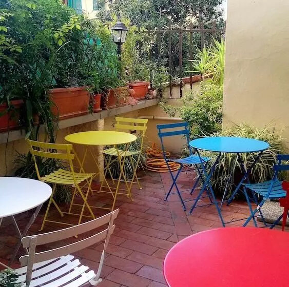 تختخواب و صبحانه Tourist House