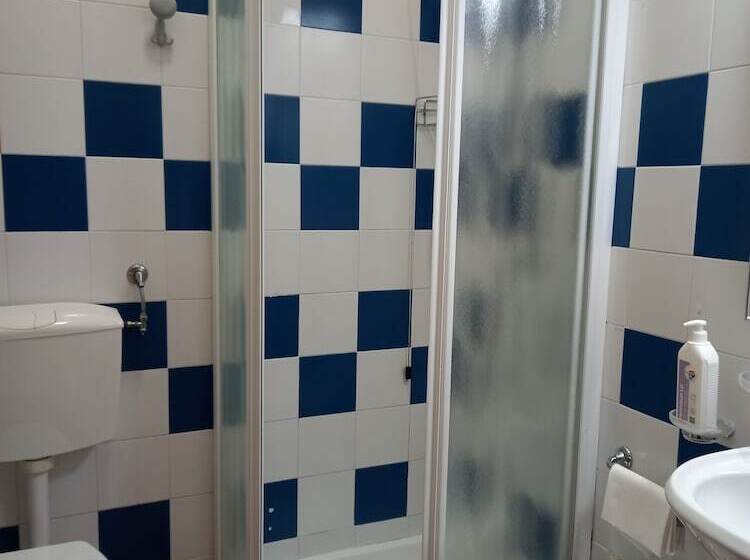 تختخواب و صبحانه Tourist House