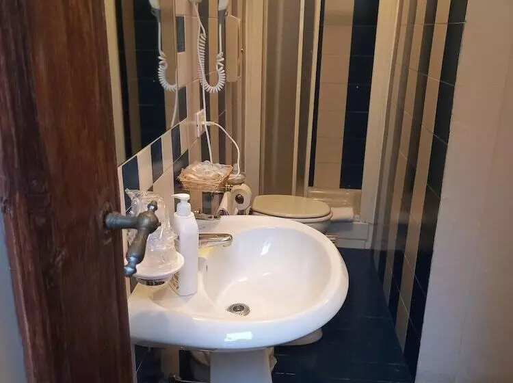 تختخواب و صبحانه Tourist House