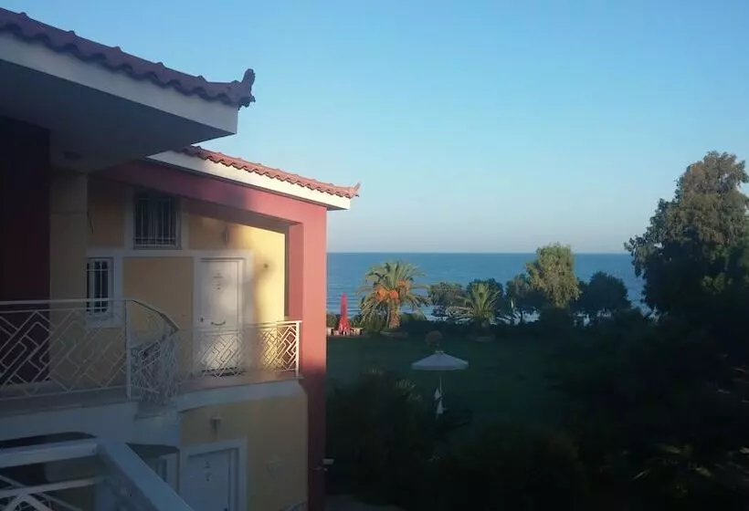 בית מלון כפרי Irida Beach Resort Suites