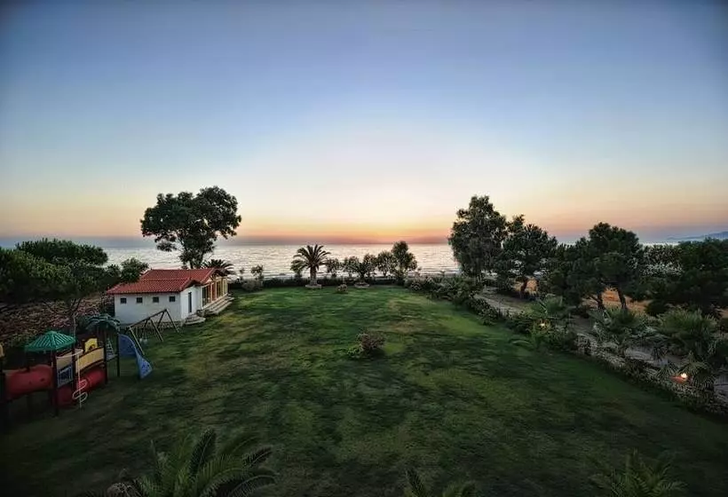 בית מלון כפרי Irida Beach Resort Suites